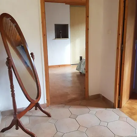 Maison Dans Un Village Calme