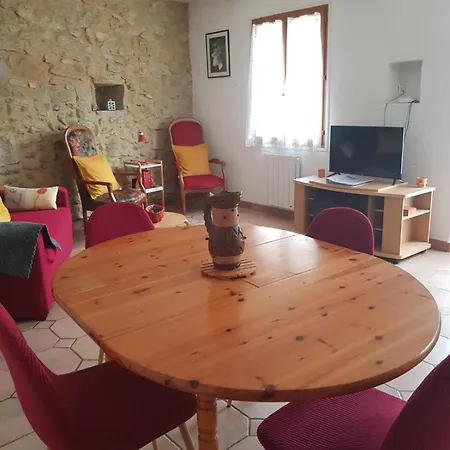 Maison Dans Un Village Calme