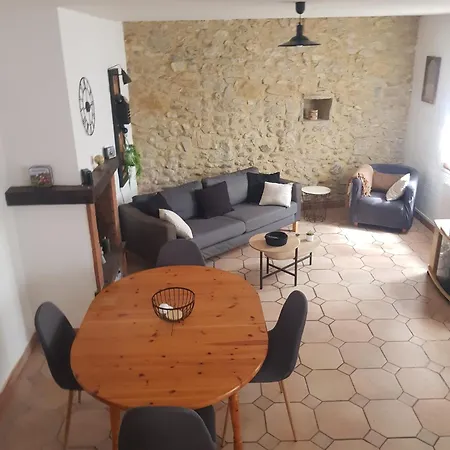 Maison Dans Un Village Calme