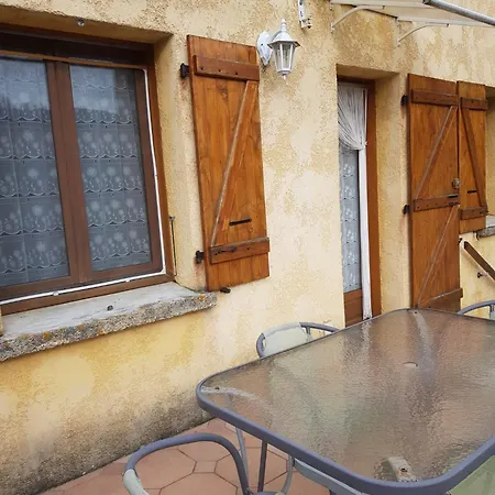 Maison Dans Un Village Calme