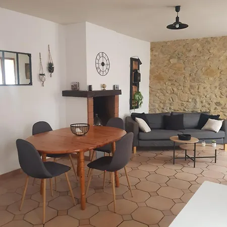 Maison Dans Un Village Calme