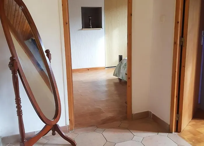 Maison Dans Un Village Calme