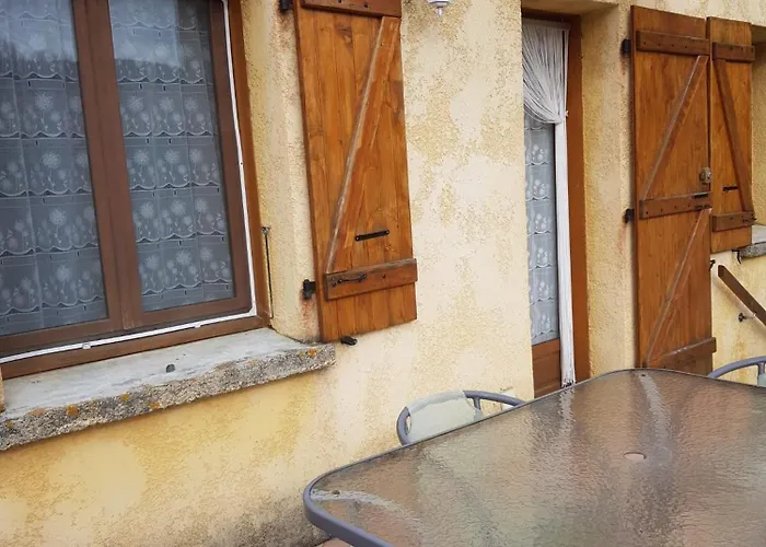 Maison Dans Un Village Calme