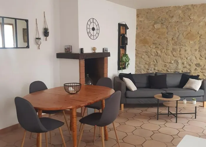 Maison Dans Un Village Calme